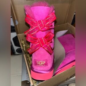 BNWT & BOX Girls Vibrant Hot Pink Suede Bailey Bow Bloom Shearling Boots